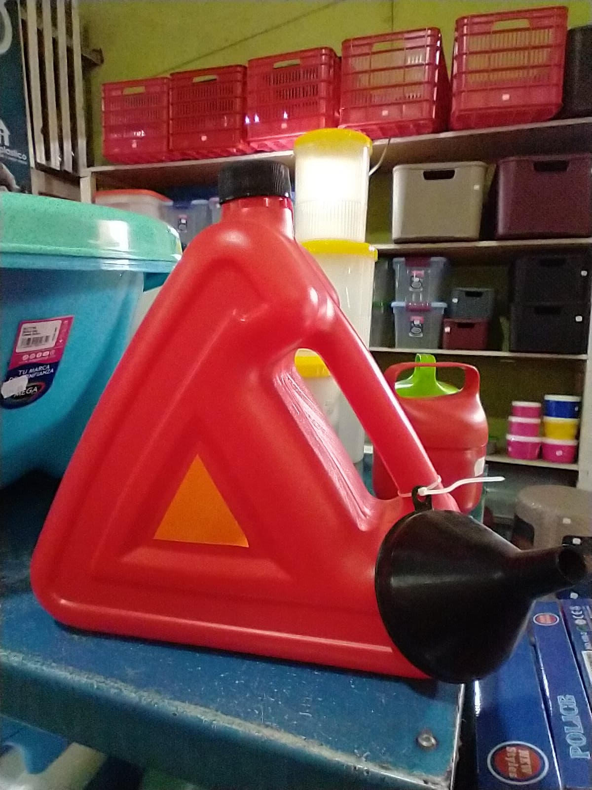 Tambo triangular para aceite con embudo